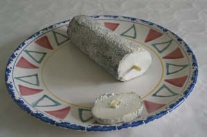Fromage de Sainte-Maure-de-Touraine dans une assiette