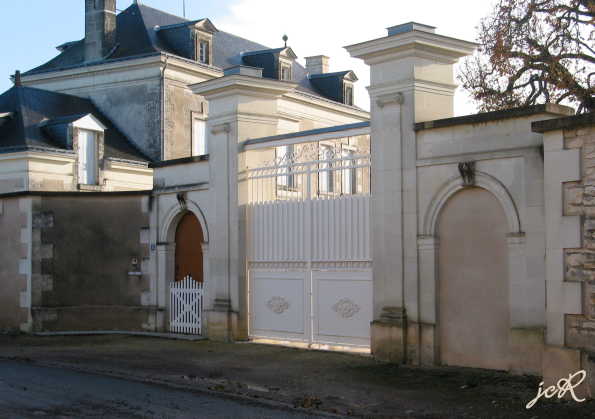 Portail symtrique  Ceaux-en-Loudun