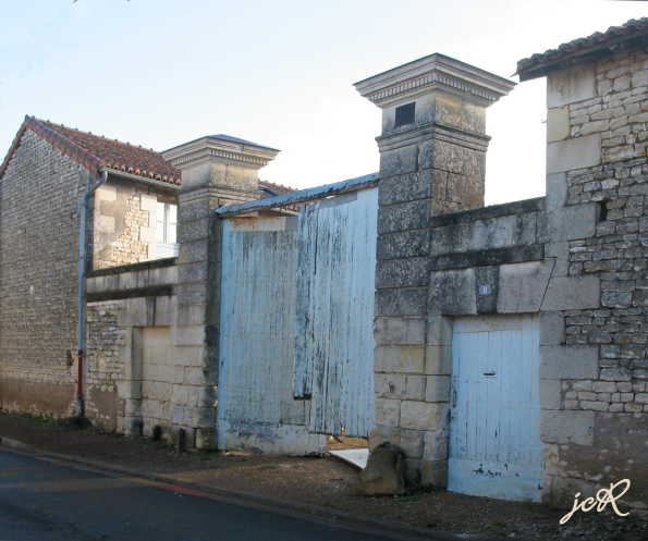 Portail symtrique  Ceaux-en-Loudun