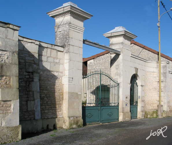 Les Mes — commune de Ceaux-en-Loudun — portail symtrique
