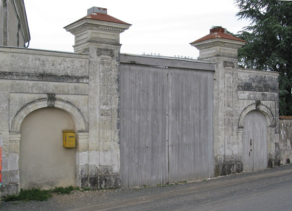 Jou, commune de Ceaux-en-Loudun (France — Vienne) portail symtrique