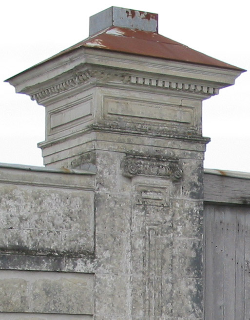 Jou, commune de Ceaux-en-Loudun (France — Vienne) portail symtrique