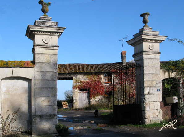 Cru, commune de Sammarolles — portail symtrique.