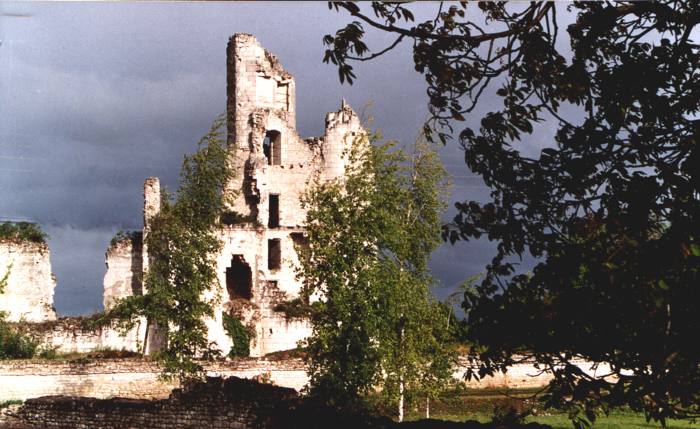 La silhouette du viux chteau de La Chapelle-Bellouin (France — Vienne)