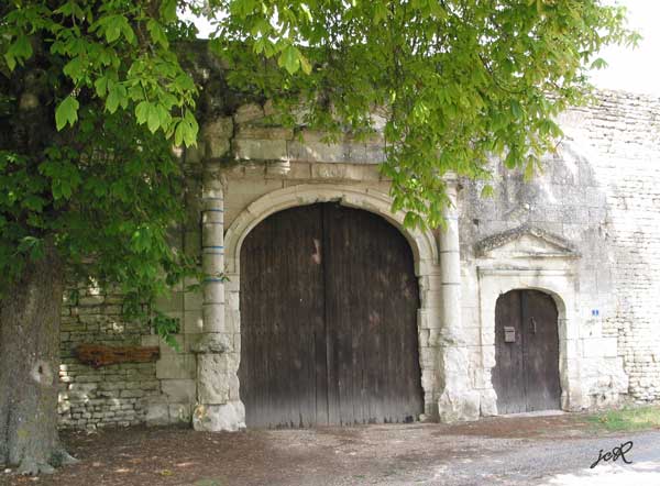 Porte extrieure du chteau de La Chapelle-Bellouin (France — Vienne)