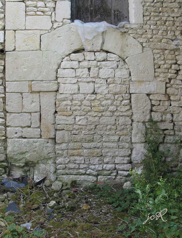 Vielle porte  La Chapelle-Bellouin (France — Vienne)