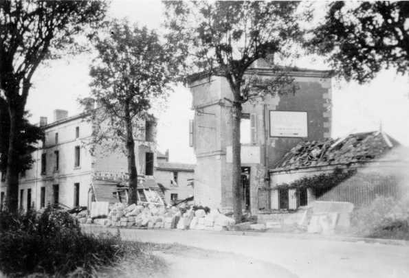 Loudun — Hôtel du Soleil-Levant après le bombardement du 1940-06-18.