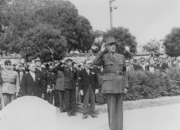 1948 Loudun (France-Vienne) le gnral de Gaulle au monuments aux morts.