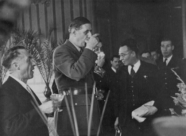 1948 - Rception du Gl De Gaulle  la mairie de Loudun (France-Vienne)