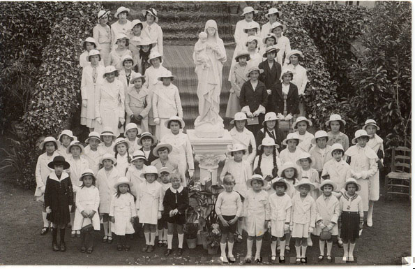 Photographie lves de l'cole catholique de Chavagnes  Loudun (France-Vienne) en 1935