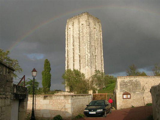 La Tour carre  Loudun (France - Vienne) sous un arc-en-ciel