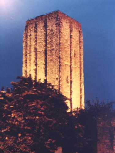 La Tour care  Loudun (France - Vienne) vue de nuit
