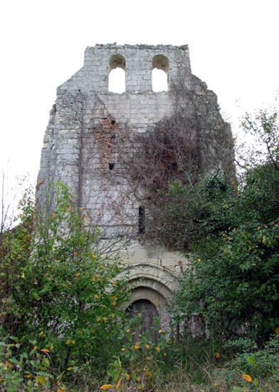 Razines (France-Indre-et-Loire) - restes de l'glise et de son clocher-mur