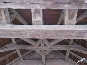 Thur (France-Vienne) — glise charpente de l'auvent.