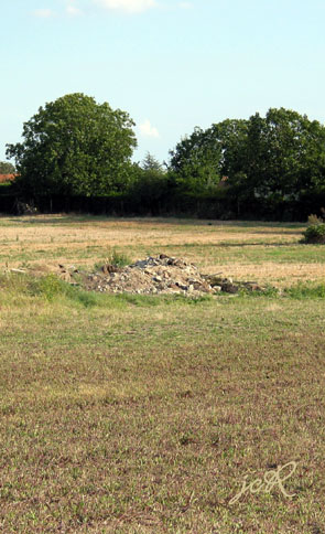 A la place de l'ancienne maison de vigne un tas de gravas