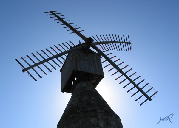 Moulin  vent de Puits d'Ardanne, prs de Loudun (France-Vienne) - Contre-jour