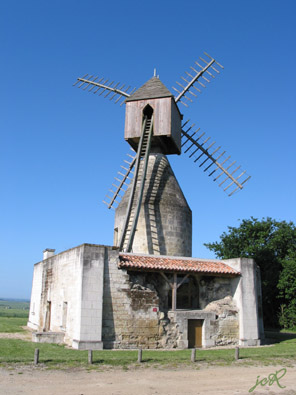 Moulin  vent de Puits d'Ardanne prs de Loudun (France-Vienne))
